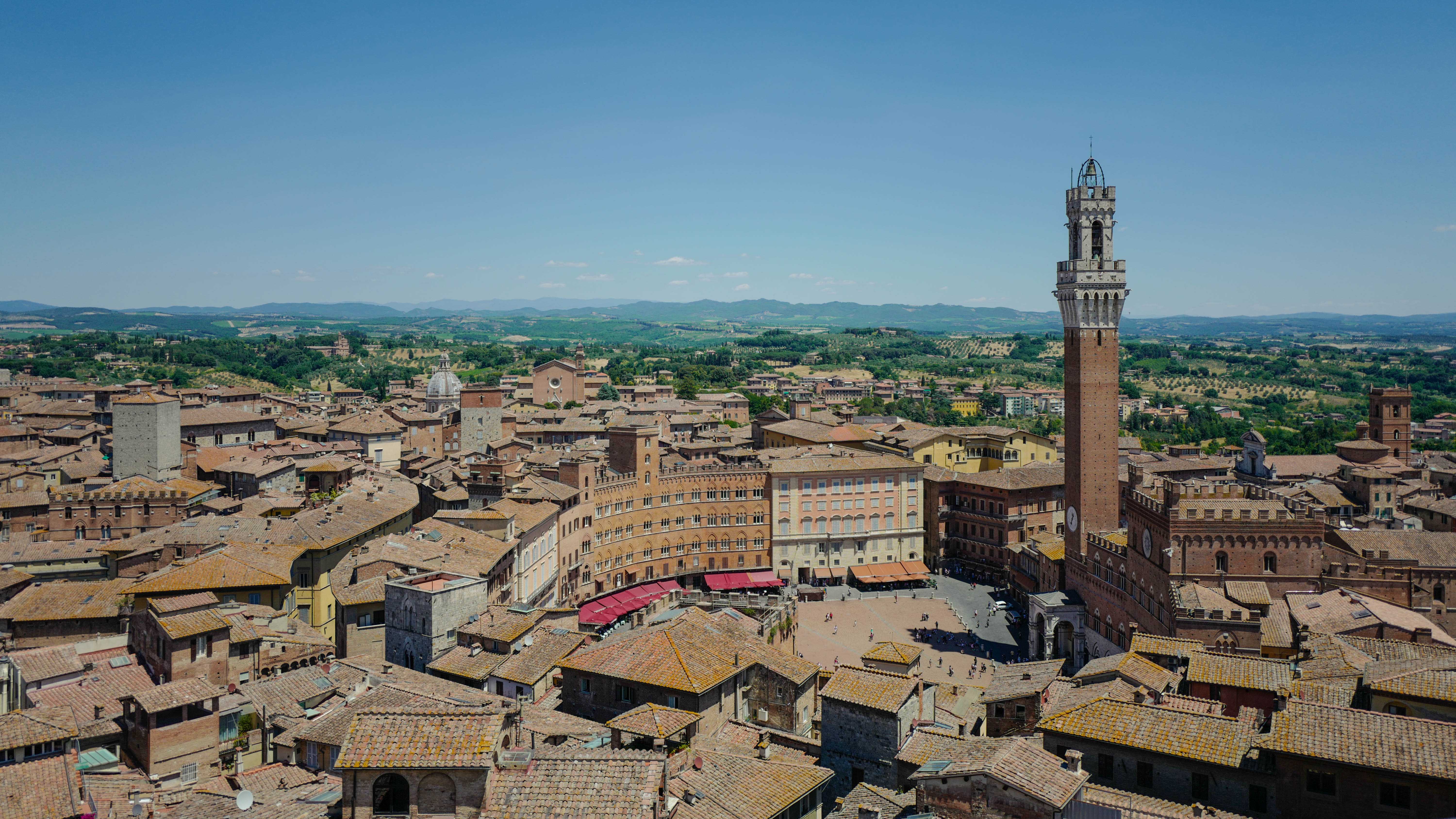 Auf dem Bild sieht man die Innenstadt von Siena von weiter oben aufgenommen
