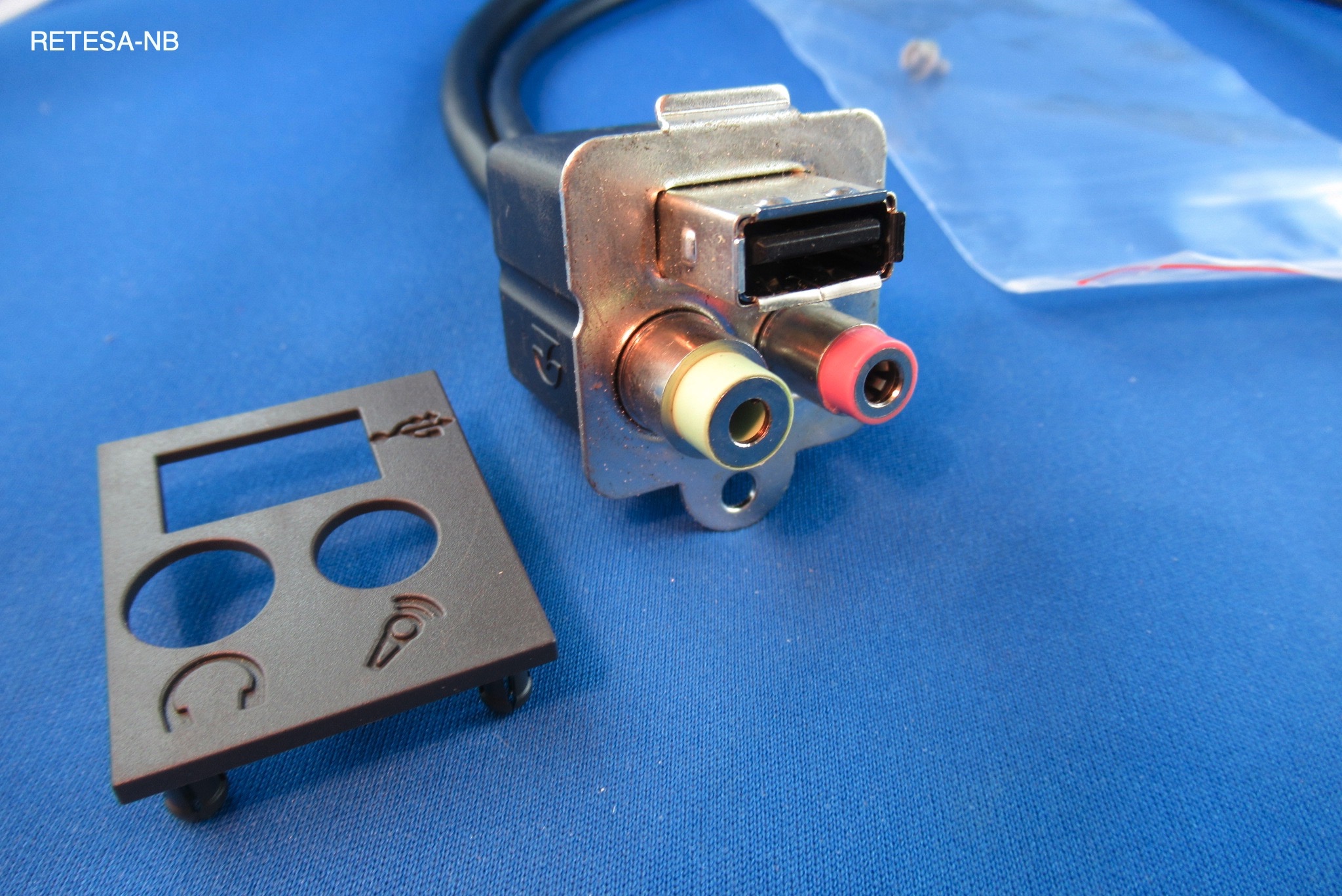FSC Scenic Sound USB 2.0 Typ A Stecker vorn S26361-F2438-L250