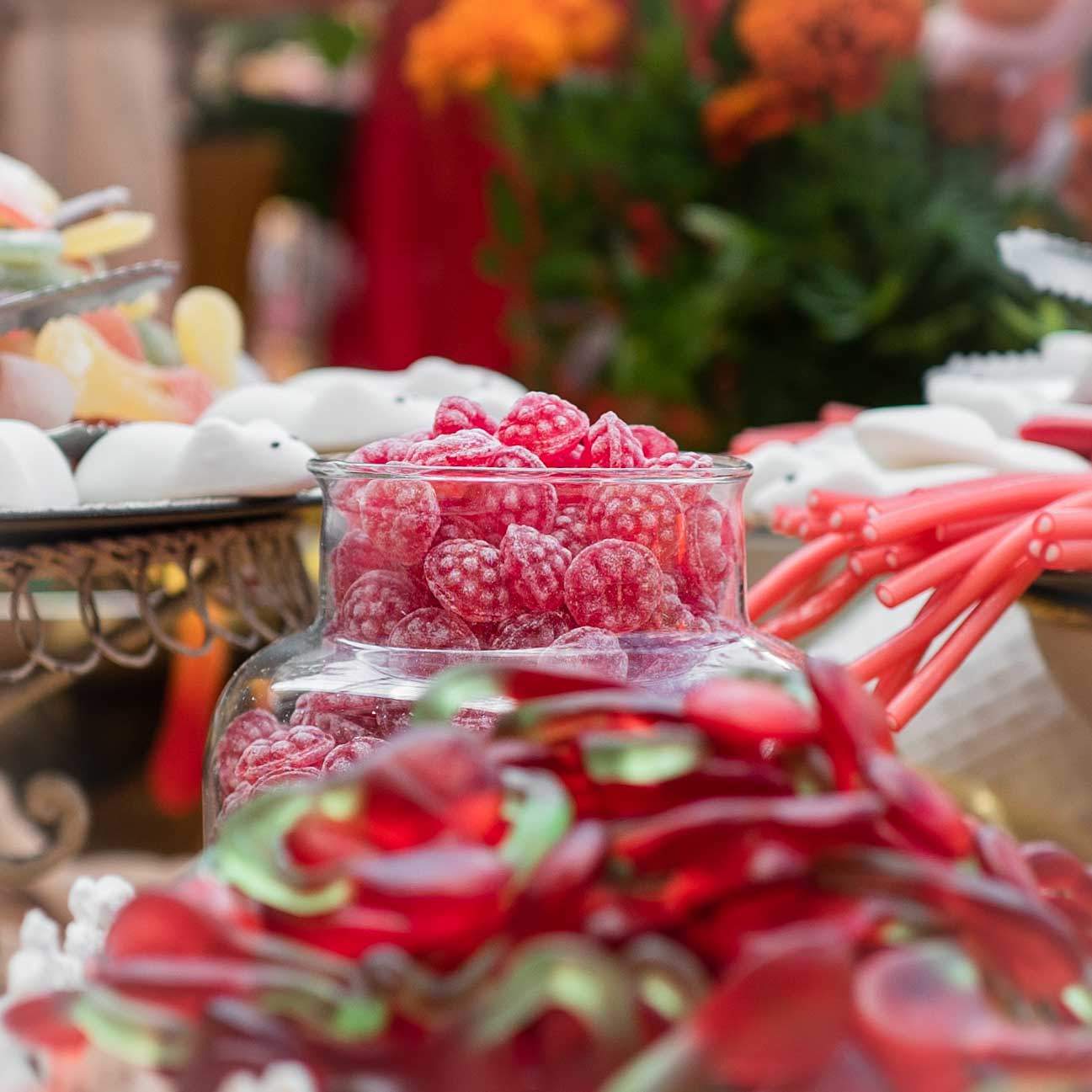 Auf einem tisch sind mehrere Häufchen voller Süßigkeiten zu sehen