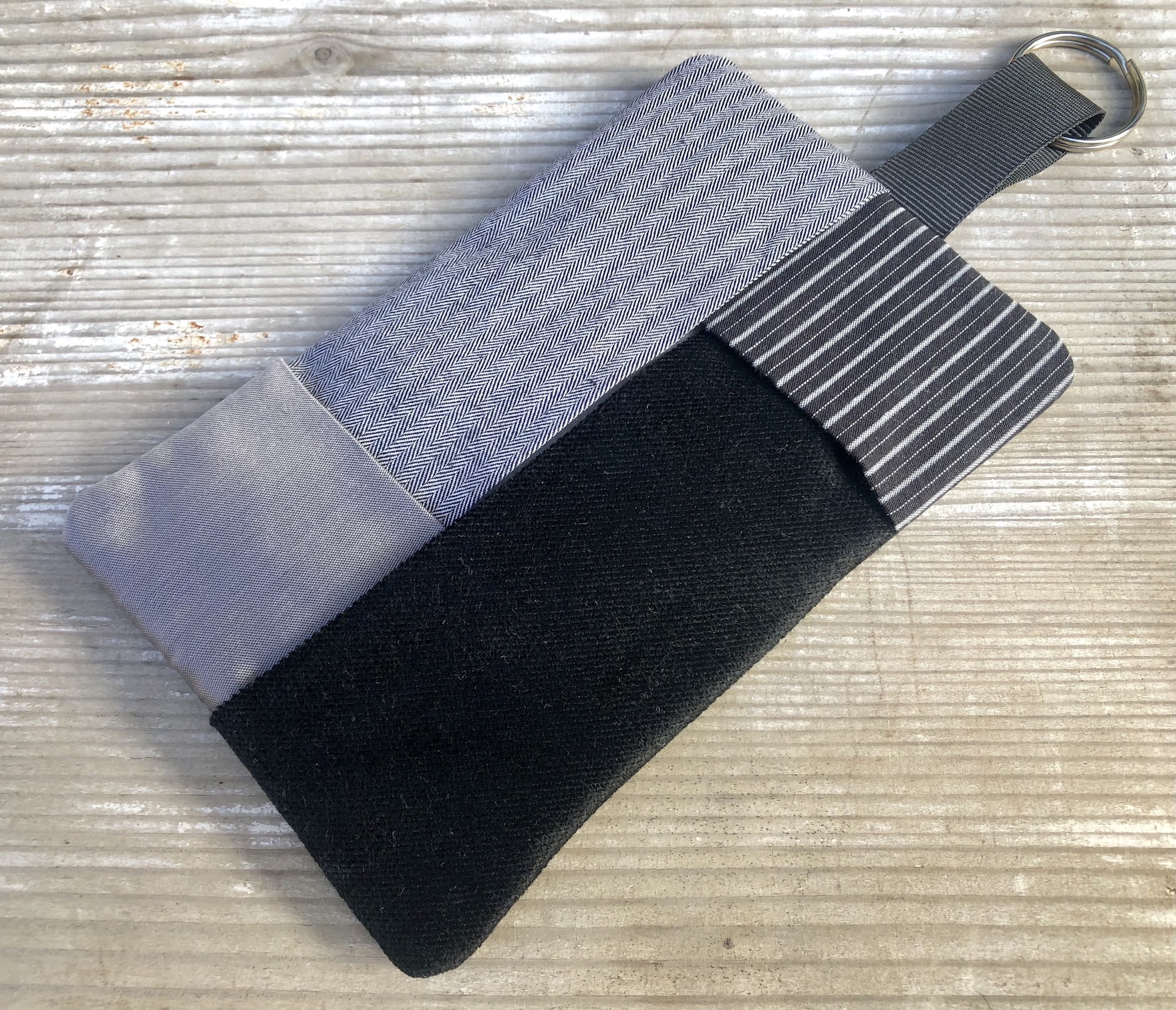 Taschentuchhülle, grau/schwarz