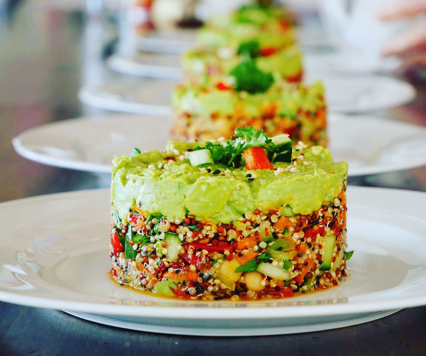 Bunter Quinoa-Salat mit Guacamole