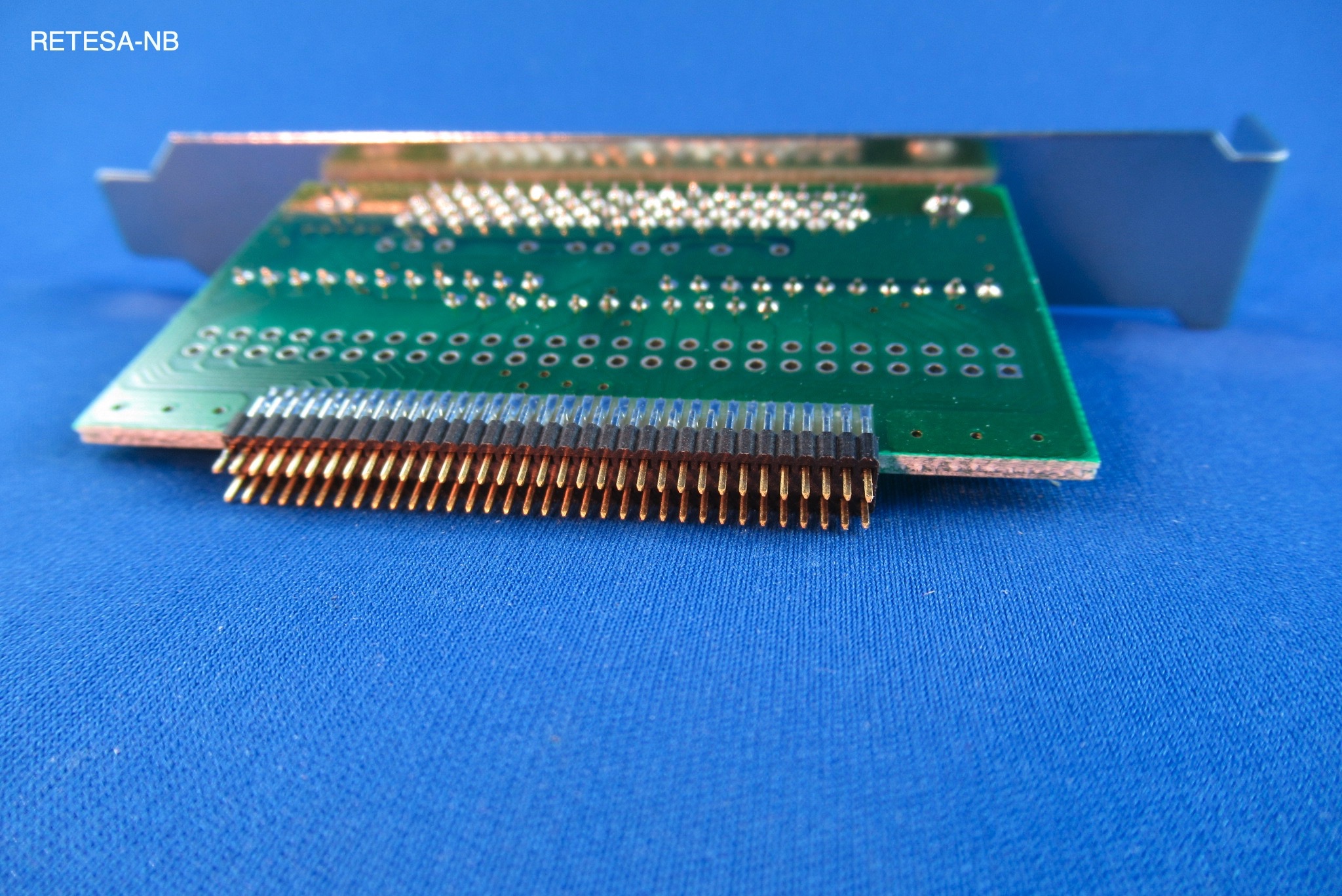 SCSI-Slotadapter: Slotblech mit 68pol. Mini-SubD-Buchse und Terminator