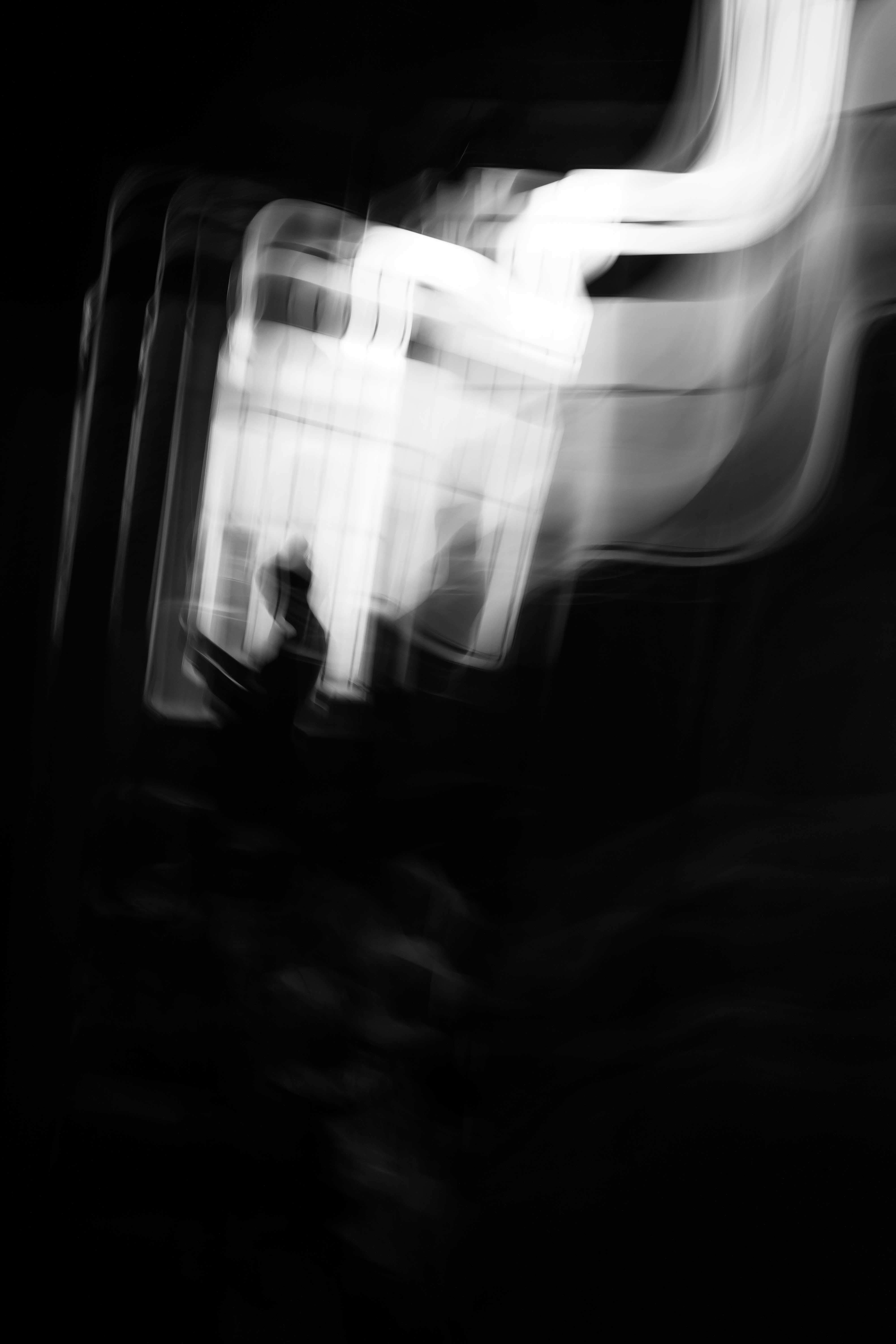 Abstrakte Leica Q Aufnahme einer Frau an einem Fenster