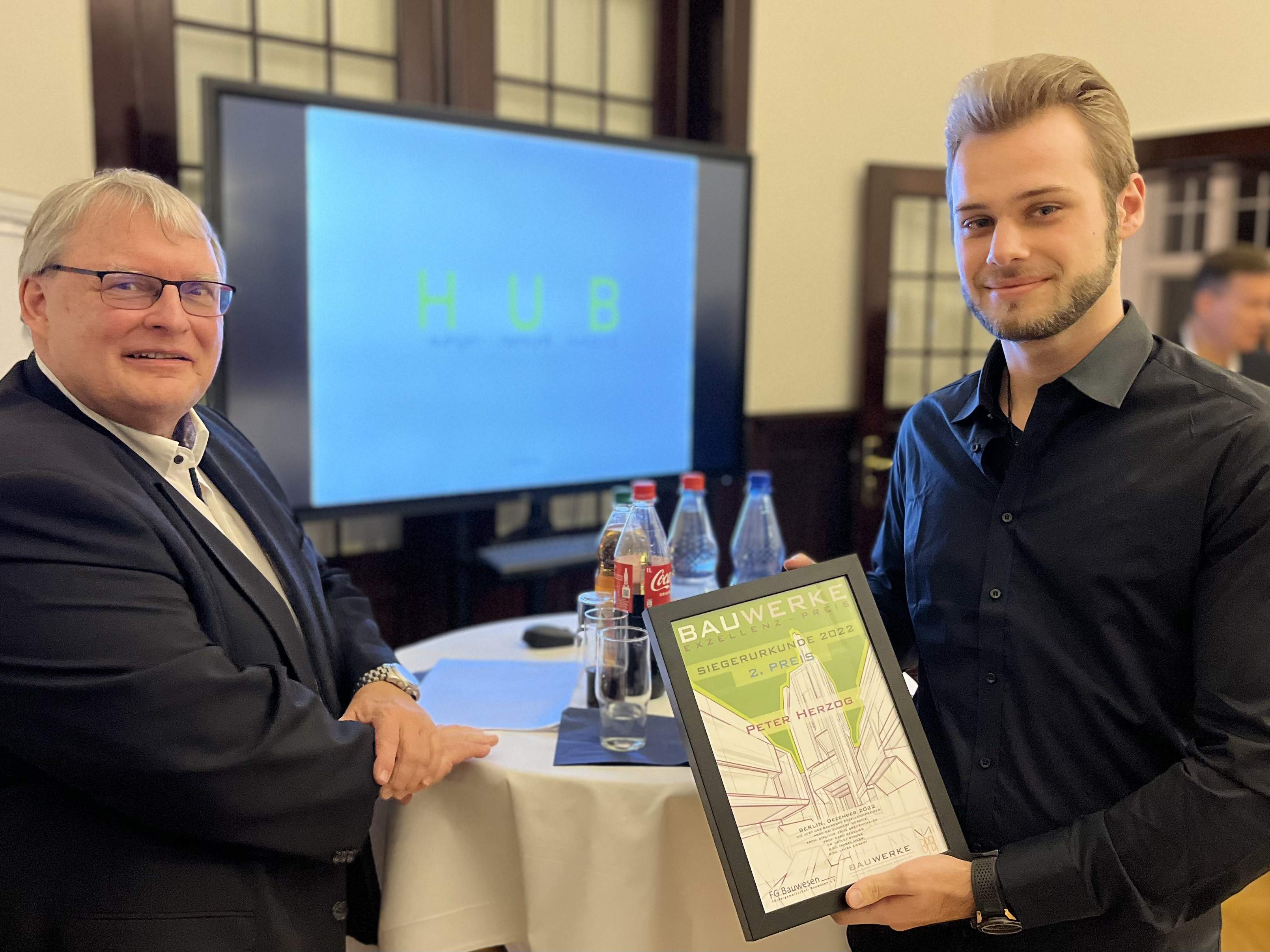 Dr. Bernd Ahlsdorf überreicht BauWerke Exzellenzpreis an Zweitplatzierten Peter Herzog