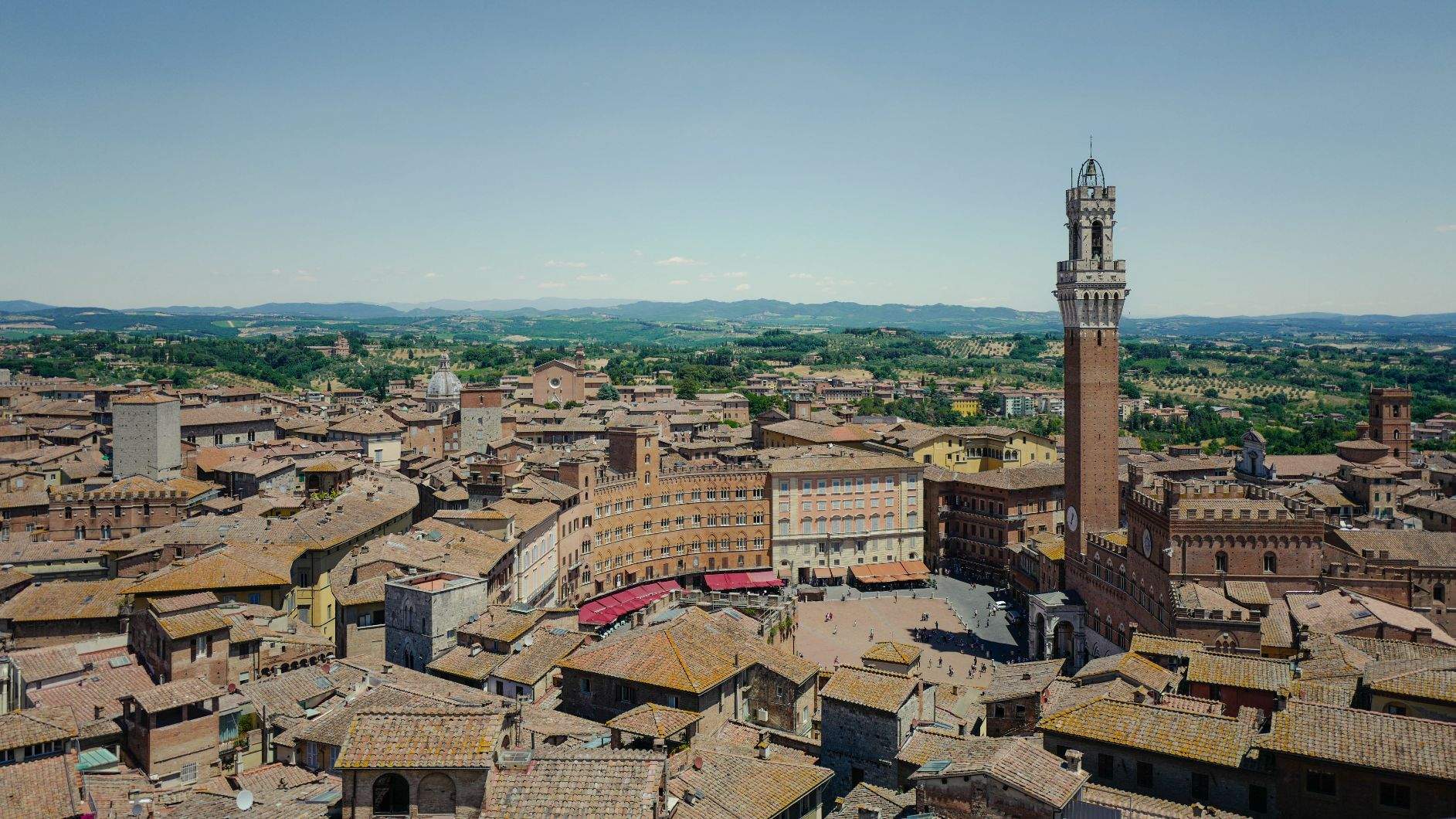 Auf dem Bild sieht man die Innenstadt von Siena von weiter oben aufgenommen