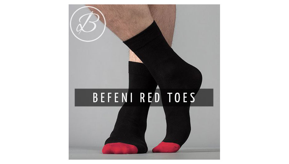 schwarze Socken mit roter Fußspitze von Befeni zu kaufen in Frankfurt bei Janina Augustin