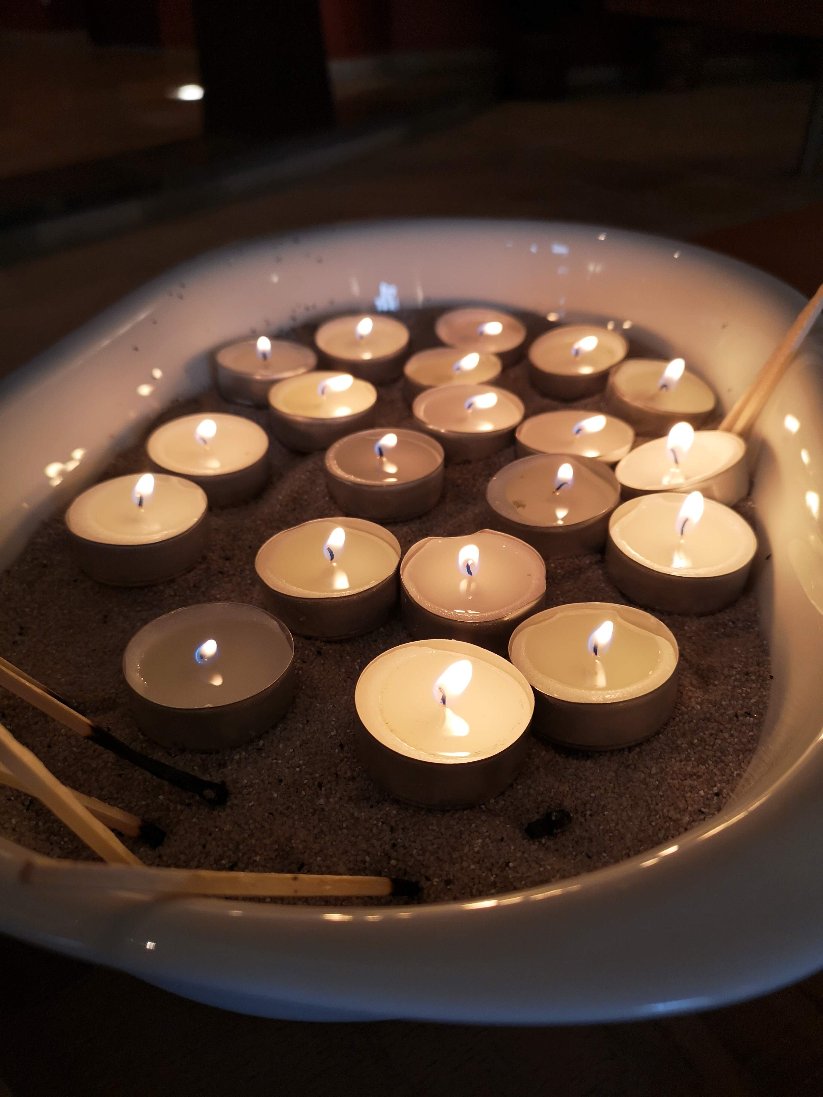 Gerne werden als Ritual Kerzen für den Verstorbenen in einer stillen Minute entzündet