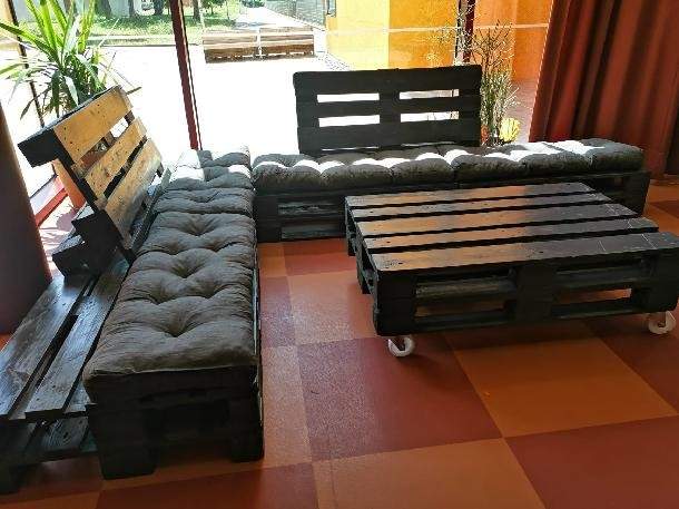 Neues Palettensofa im Schülercafé BLU