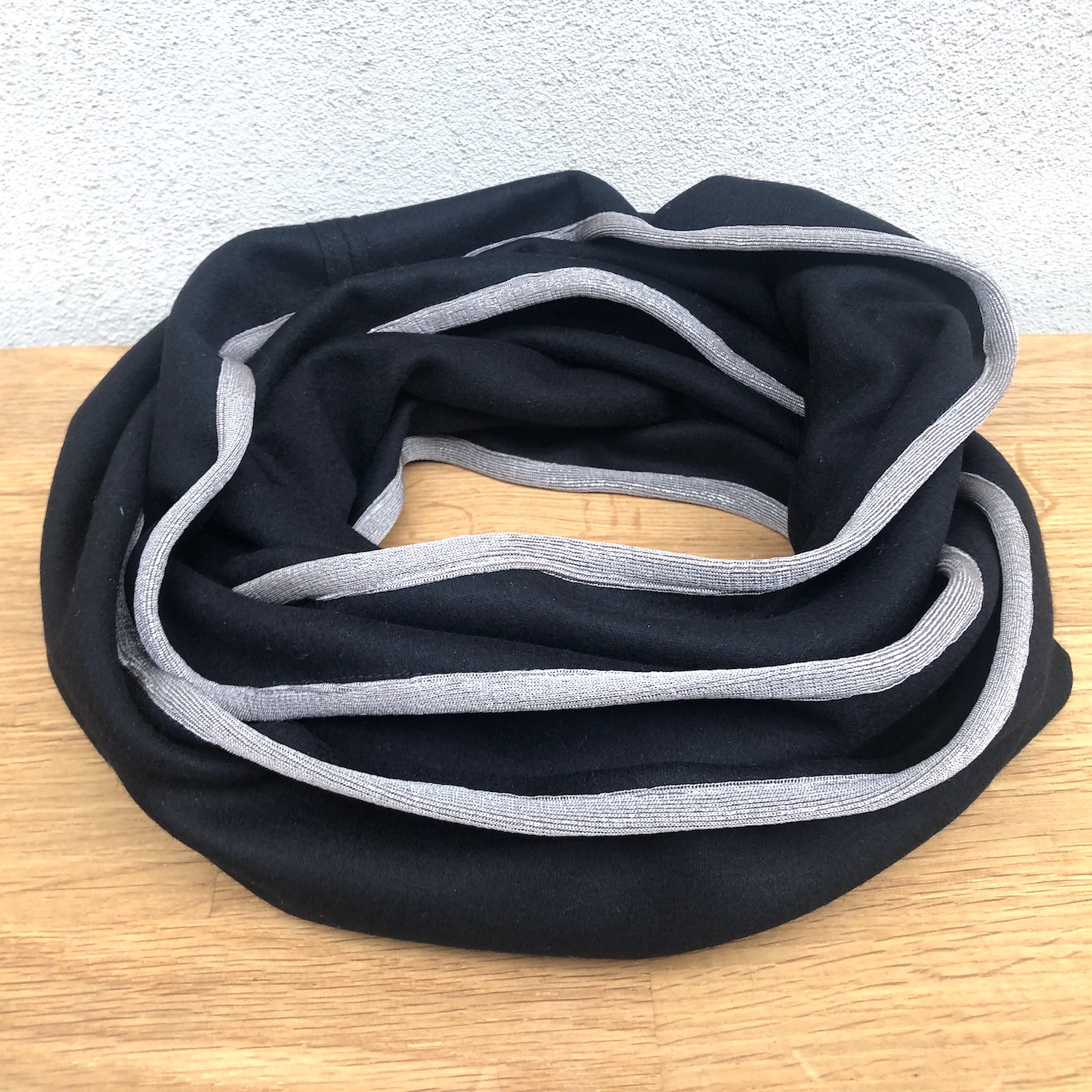 Loop, 100% weiche Wolle, schwarz mit metallic-grauer Einfassung
