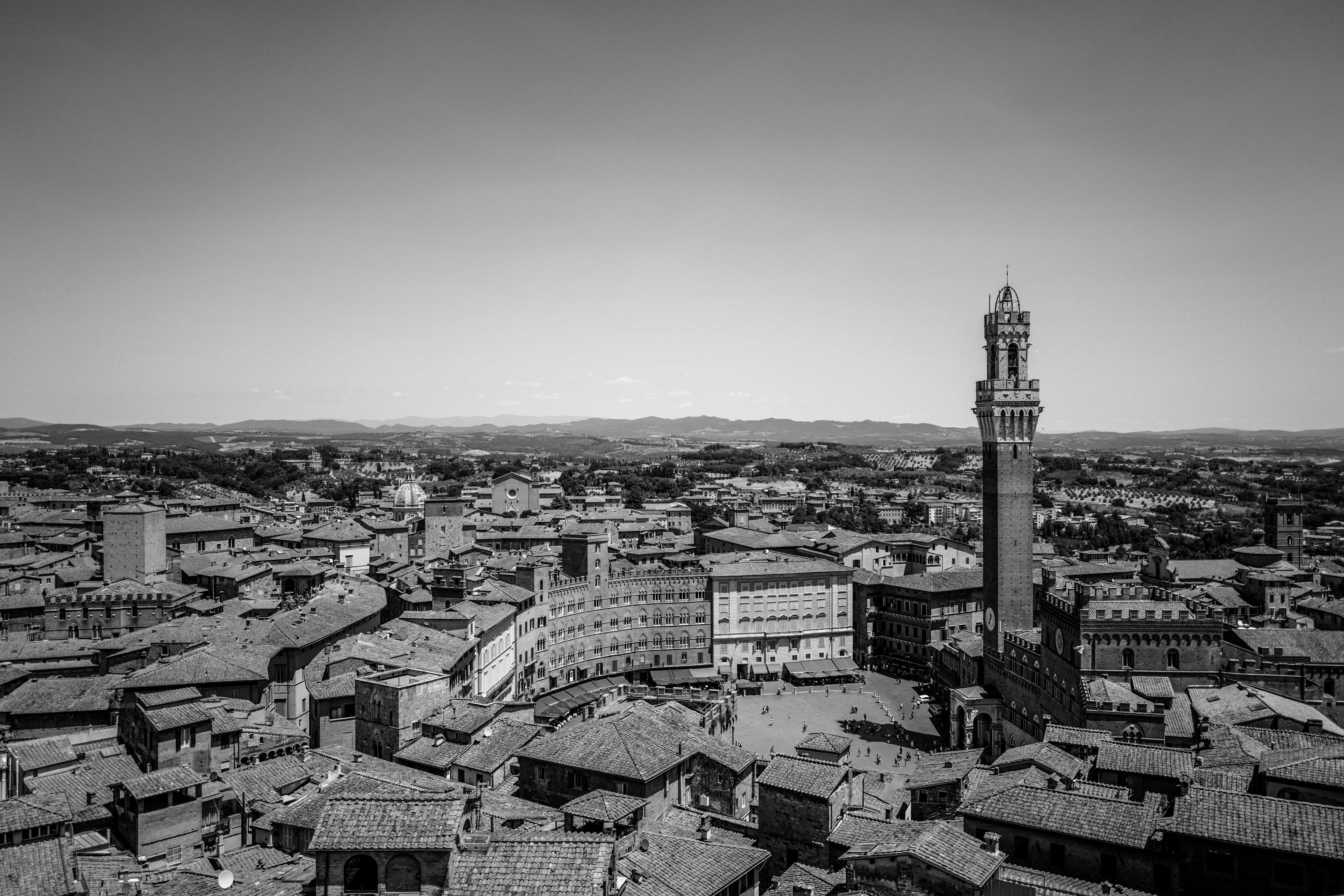 Auf dem Bild sieht man die Innenstadt von Siena als schwarweiss Aufnahme von weiter oben aufgenommen