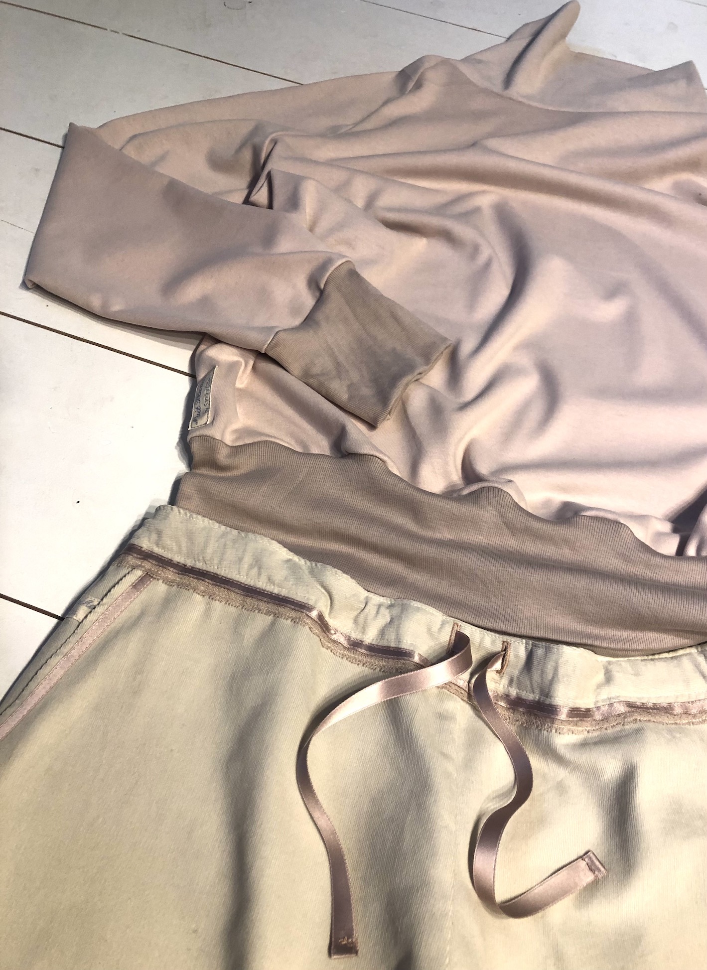 Hose im Pyjamastil aus Babycord, Farbe: warmes Hellgrau
