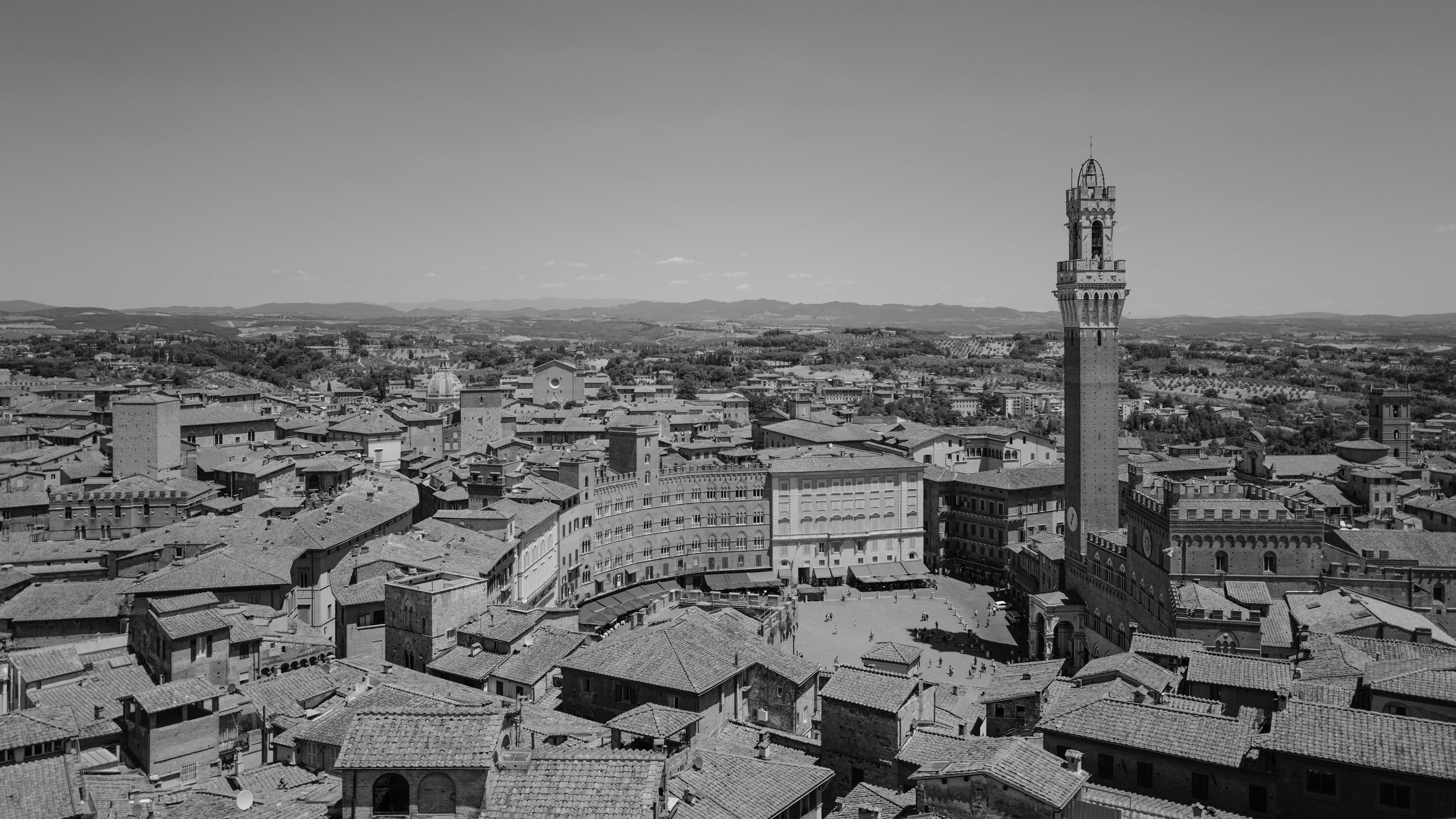 Auf dem Bild sieht man in Schwarz-Weiß die Innenstadt von Siena von weiter oben aufgenommen