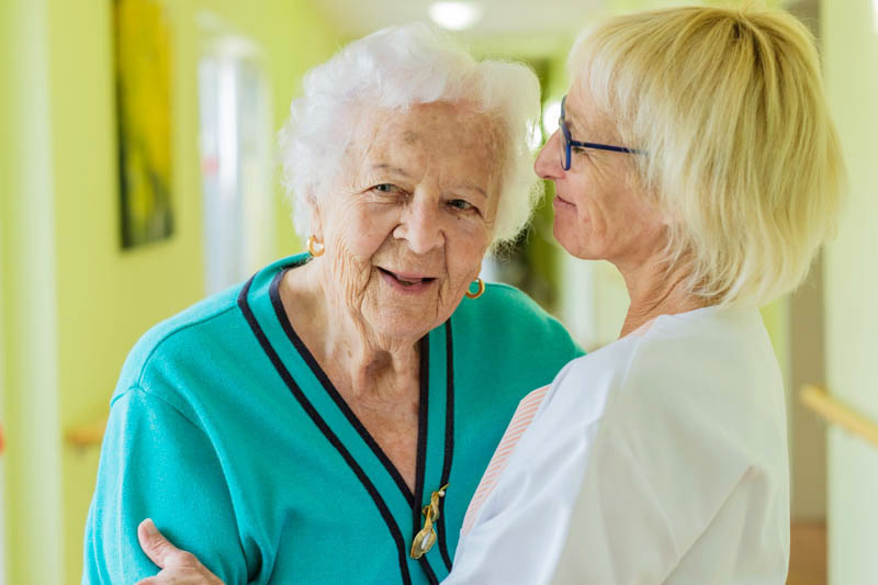 Fotograf Gesundheitswesen - Altenpflegerin betreut Seniorin