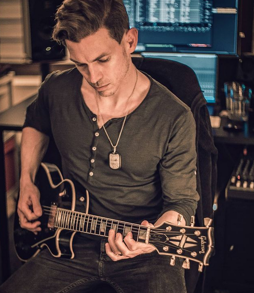 Rupert Keplinger is playing guitar in his studio