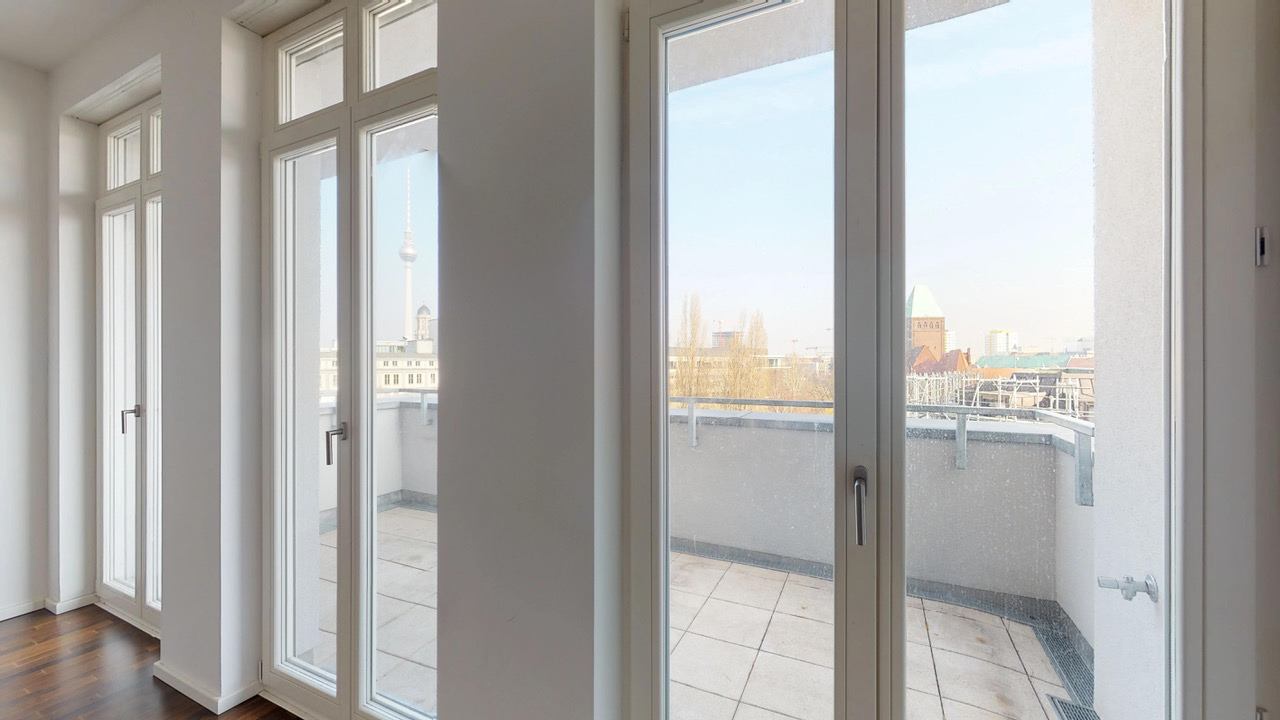 Sensationelles-Penthouse-in-Berlin-Mitte-Wohnzimmer-Kuche1jpeg